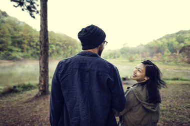 Ormandaki genç çift