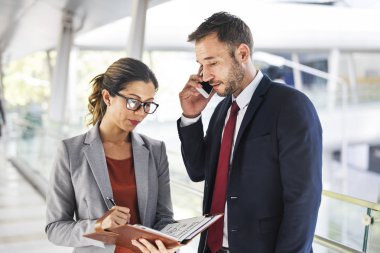 iş adamları iş tartışıyor