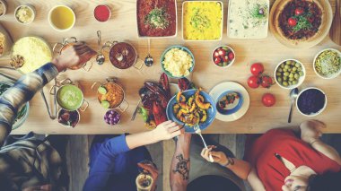 partide çok ırklı insanlar