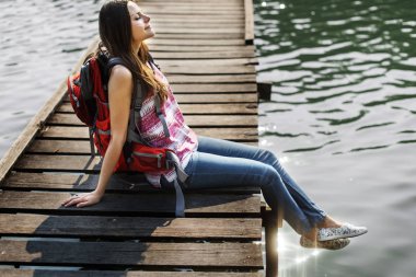 Gezgin kız sırt çantası ile