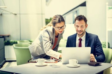 iş adamları laptop ile çalışma