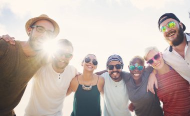 hugging sahilde insanlar