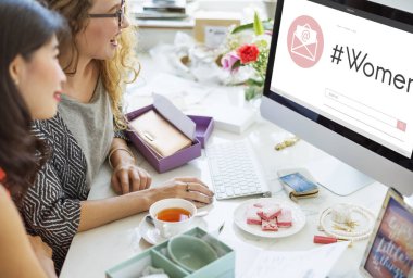 Bilgisayar ile çalışan kadınlar