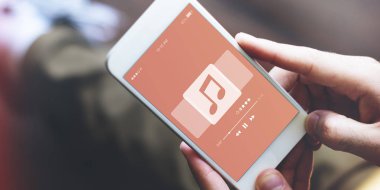 Akıllı telefon kullanan adam