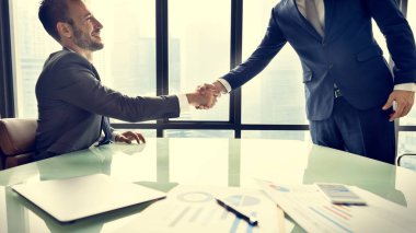 Ofiste çalışan iş adamları.