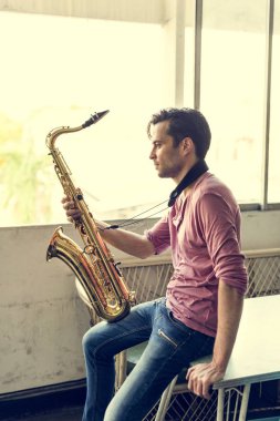 jazzman oynarken saksafon