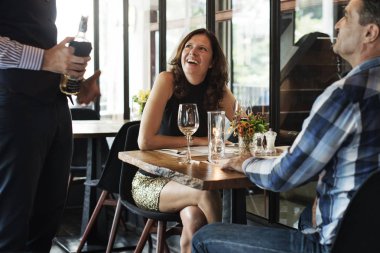 Romantik randevusu olan çift. 