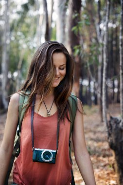 Genç kadın backpacker