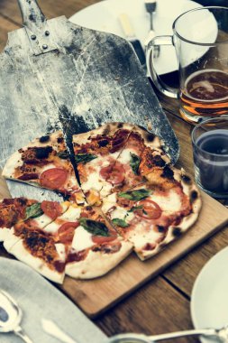 Ev yapımı pizza yemek masada