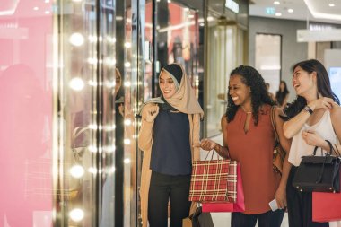 Alışverişkoliğin kadınlar alışveriş merkezinde