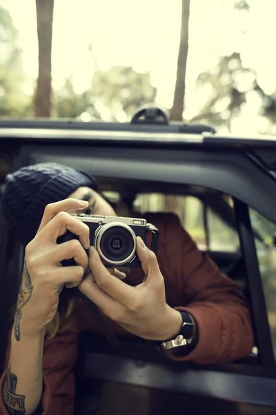 Fotograf schießt mit Kamera — Stockfoto