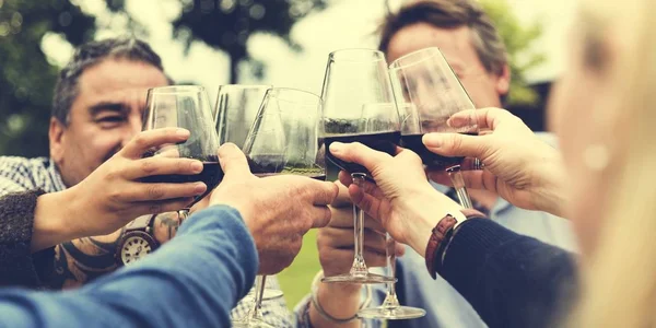 Gente celebrando y bebiendo vino — Foto de Stock