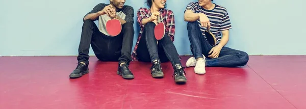 Mångfald vänner med Ping Pong racketar — Stockfoto