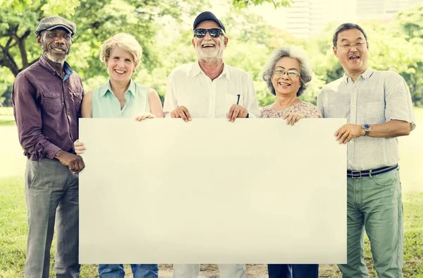 Amigos Mayores con Banner vacío — Foto de Stock