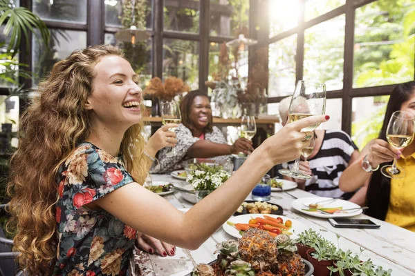 Vrouwen met diner — Stockfoto