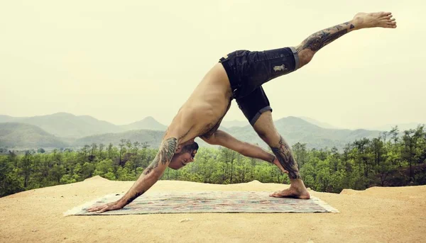 Yoga yapan bir adam.