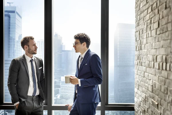 Ofiste çalışan iş adamları.