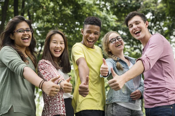 Verschillende vrienden met duim omhoog — Stockfoto