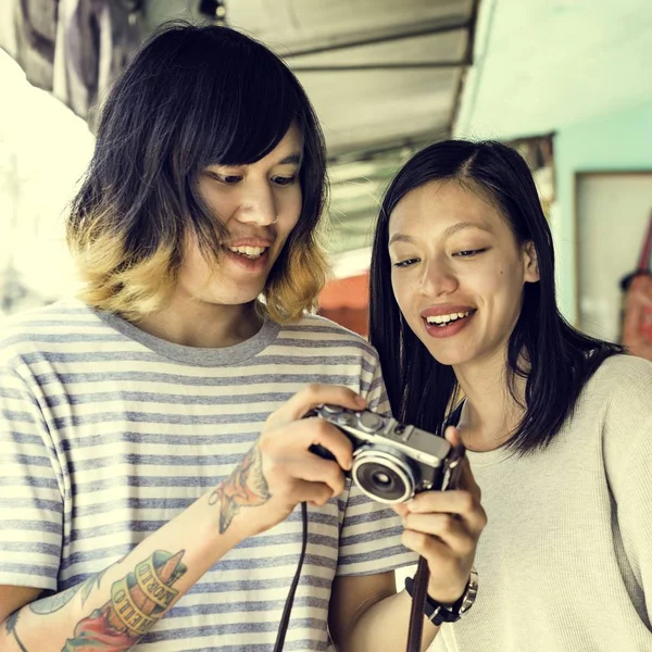 Sonriendo a los jóvenes con cámara — Foto de Stock