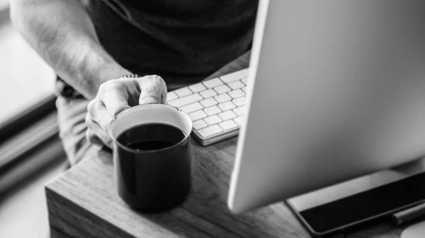 Homem trabalhando no computador — Fotografia de Stock