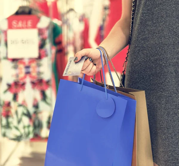 Kobieta z torbami na zakupy i kartą kredytową — Zdjęcie stockowe