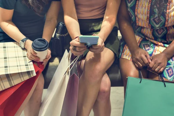 Personas con bolsas de compras — Foto de Stock