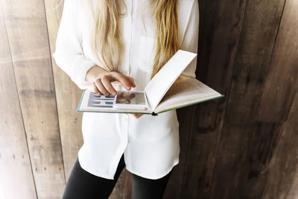 Chica usando smartphone — Foto de Stock