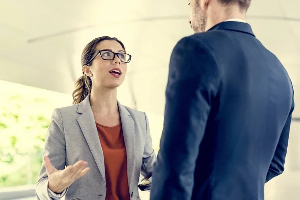 Gli uomini d'affari discutono di lavoro — Foto Stock