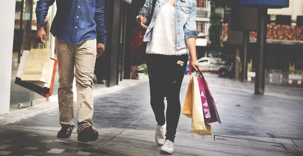 Pareja de compras en la ciudad . — Foto de Stock