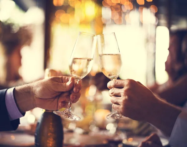 Mensen vieren en drinken champagne — Stockfoto