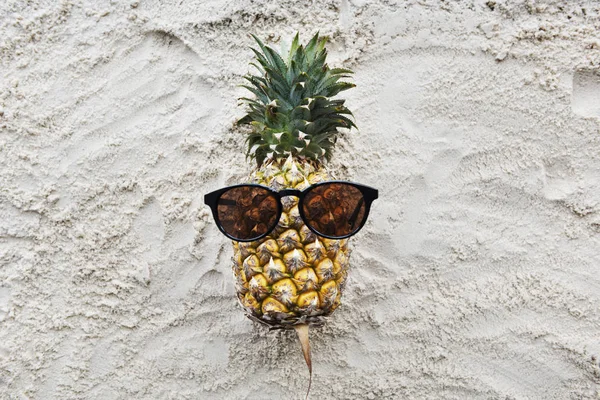 Забавный ананас на песке — стоковое фото