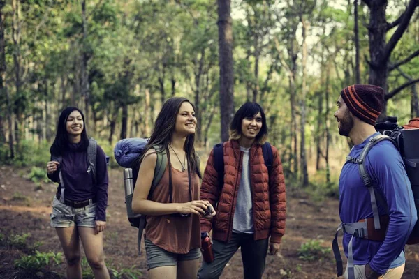 Junge Freunde erkunden die Natur — Stockfoto