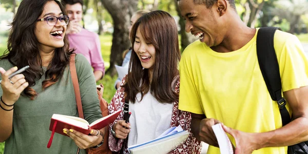 Jóvenes estudiantes con libros —  Fotos de Stock