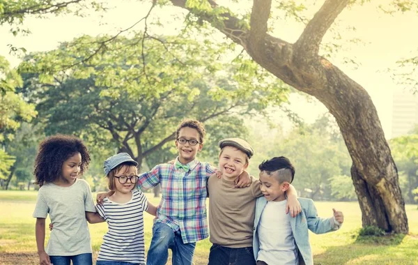 Los niños se divierten en parque — Foto de Stock