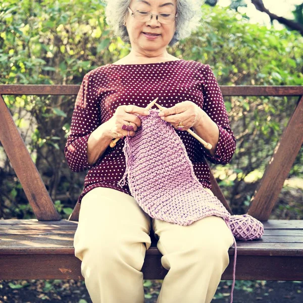 Frau strickt mit Fäden — Stockfoto