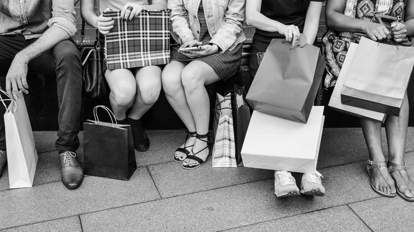 Ludzie z torby na zakupy — Zdjęcie stockowe