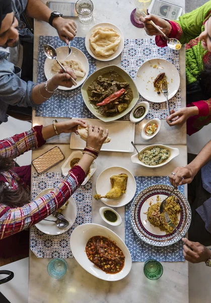 인도 음식 레스토랑에서 먹는 사람 — 스톡 사진