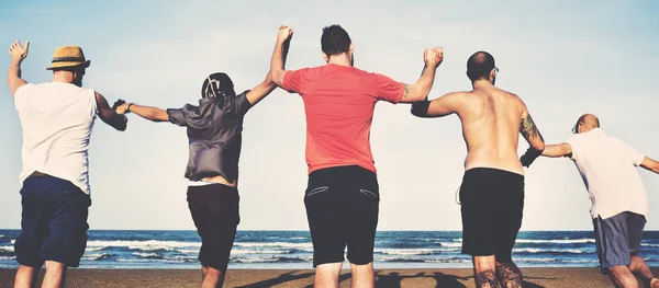 Jovens correndo no mar — Fotografia de Stock