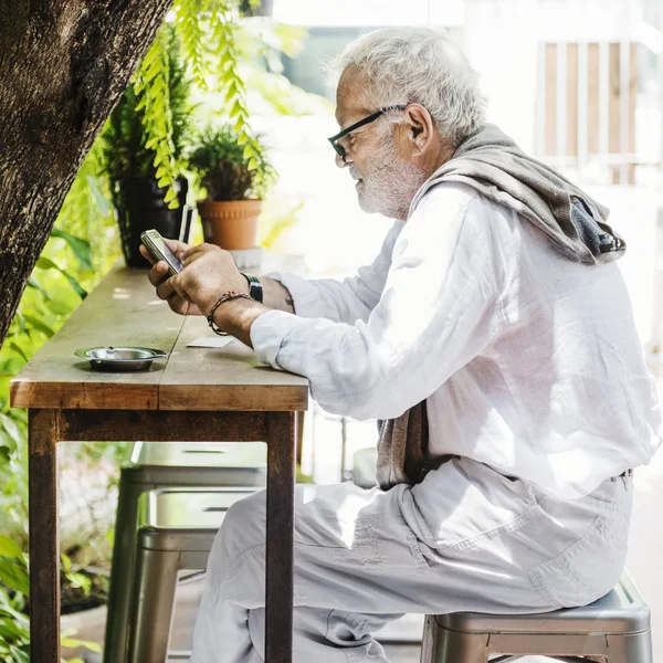 Senior Man Använda Smart telefon — Stockfoto