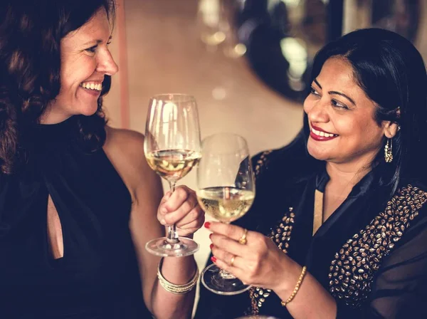 Ženy slaví a popíjeli šampaňské — Stock fotografie