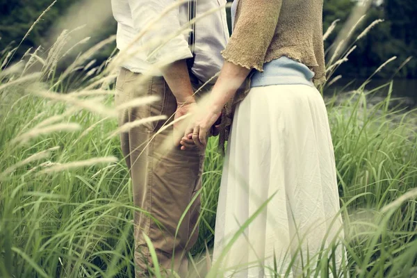 Äldre par i kärlek hand i hand — Stockfoto