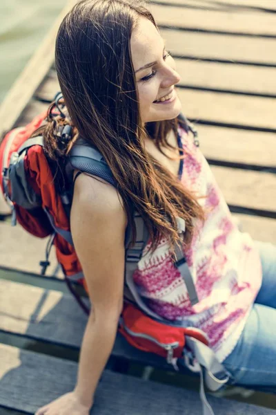 Κορίτσι ταξιδιώτης με σακίδιο — Φωτογραφία Αρχείου