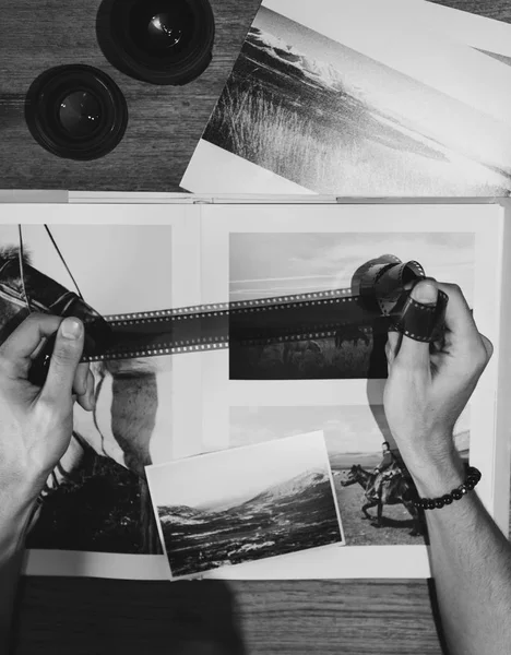 Fotograf hält Kamera in der Hand — Stockfoto