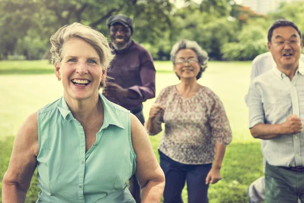 Senior Friends se distrează în parc — Fotografie, imagine de stoc