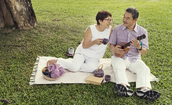 Couple spending time in the Park — Stock Photo, Image