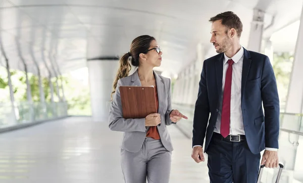 Mensen uit het bedrijfsleven lopen naar kantoor — Stockfoto