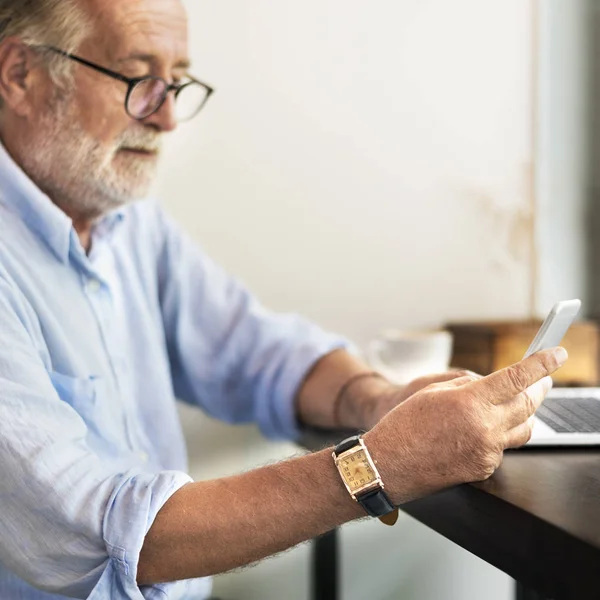 Homem usando telefone celular — Fotografia de Stock