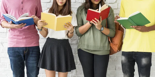 Studenti in piedi contro muro bianco — Foto Stock