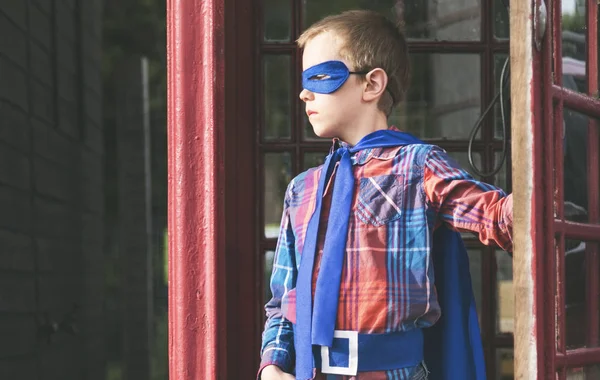 Superhéroe Little Boy en la calle — Foto de Stock
