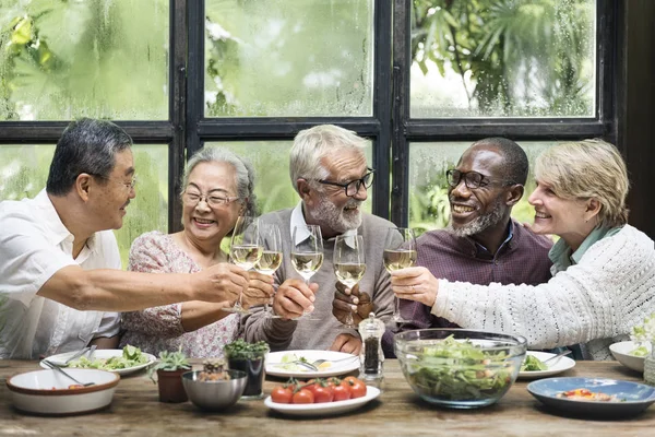 Група старших пенсіонерів — стокове фото